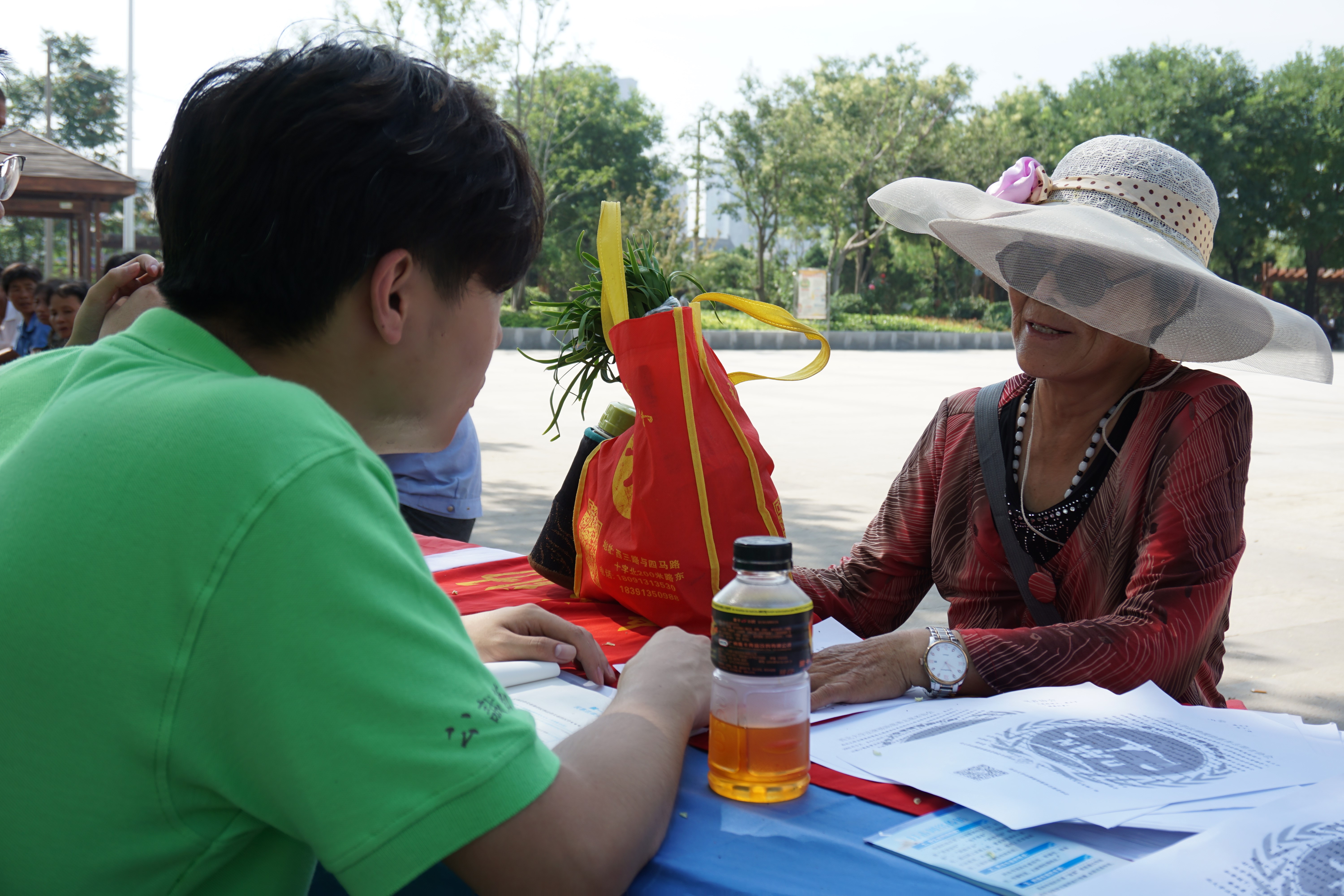 暑期三下乡付诸实践小桥广场普法宣传热情高